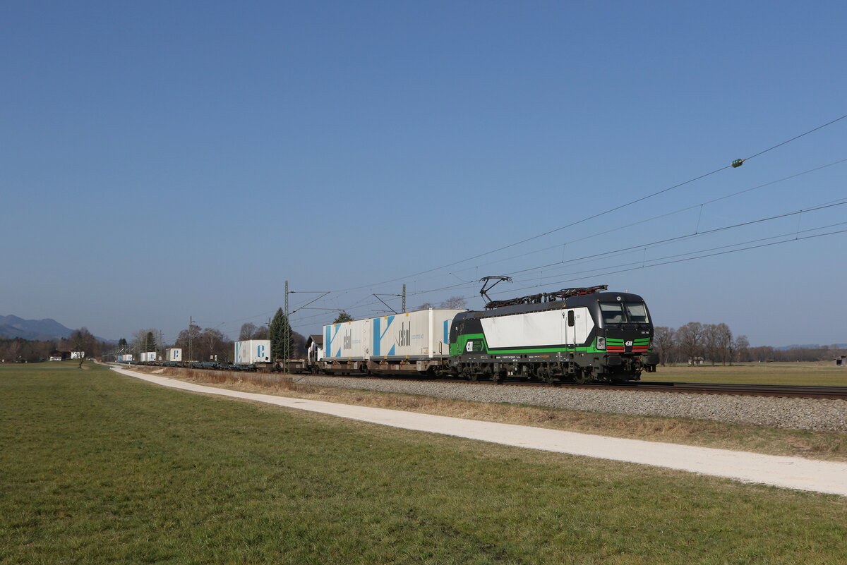 193 745 war am 28.M�rz 2022 mit dem  ECCO-Ekol  bei �bersee am Chiemsee in Richtung Salzburg unterwegs.