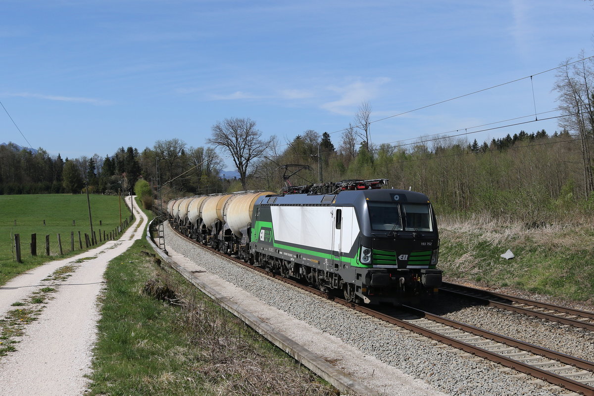 193 752 war am 15. April 2020 mit einem Kesselwagenzug bei Grabenst�tt in Richtung Salzburg unterwegs.
