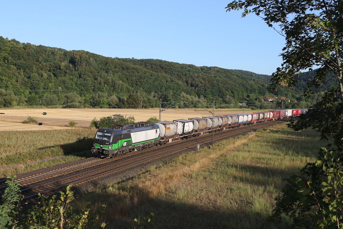 193 760 von  ELL  mit einem  KLV  aus Gem�nden kommend am 6. August 2022 bei Harrbach.