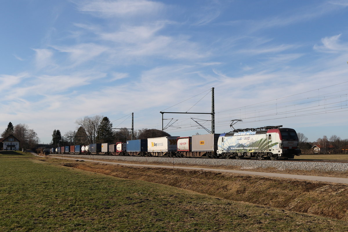 193 773  150 Jahre Brennereisenbahn  war am 16. Januar 2020 mit einem  KLV  bei �bersee am Chiemsee in Richtung Salzburg unterwegs. 