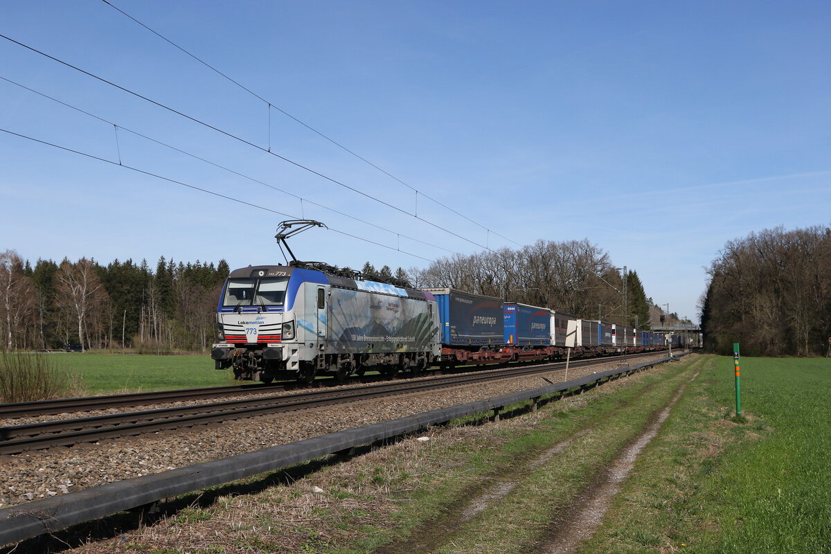 193 773  150 Jahre Brennereisenbahn  mit einem  KLV  aus M�nchen kommend am 20. M�rz 2024 bei Brannenburg im Inntal.