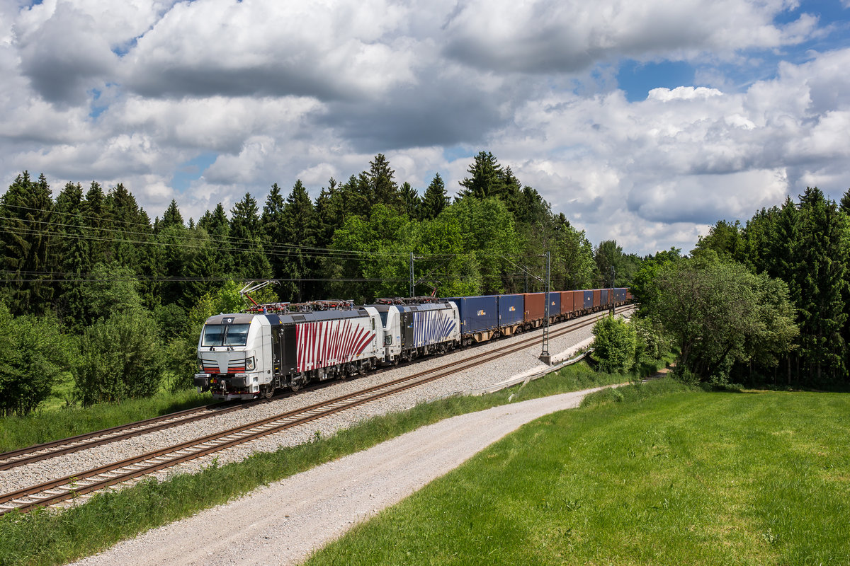 193 774 und 193 771 mit einem Containerzug am 25. Mai 2017 bei Grabenst�tt.