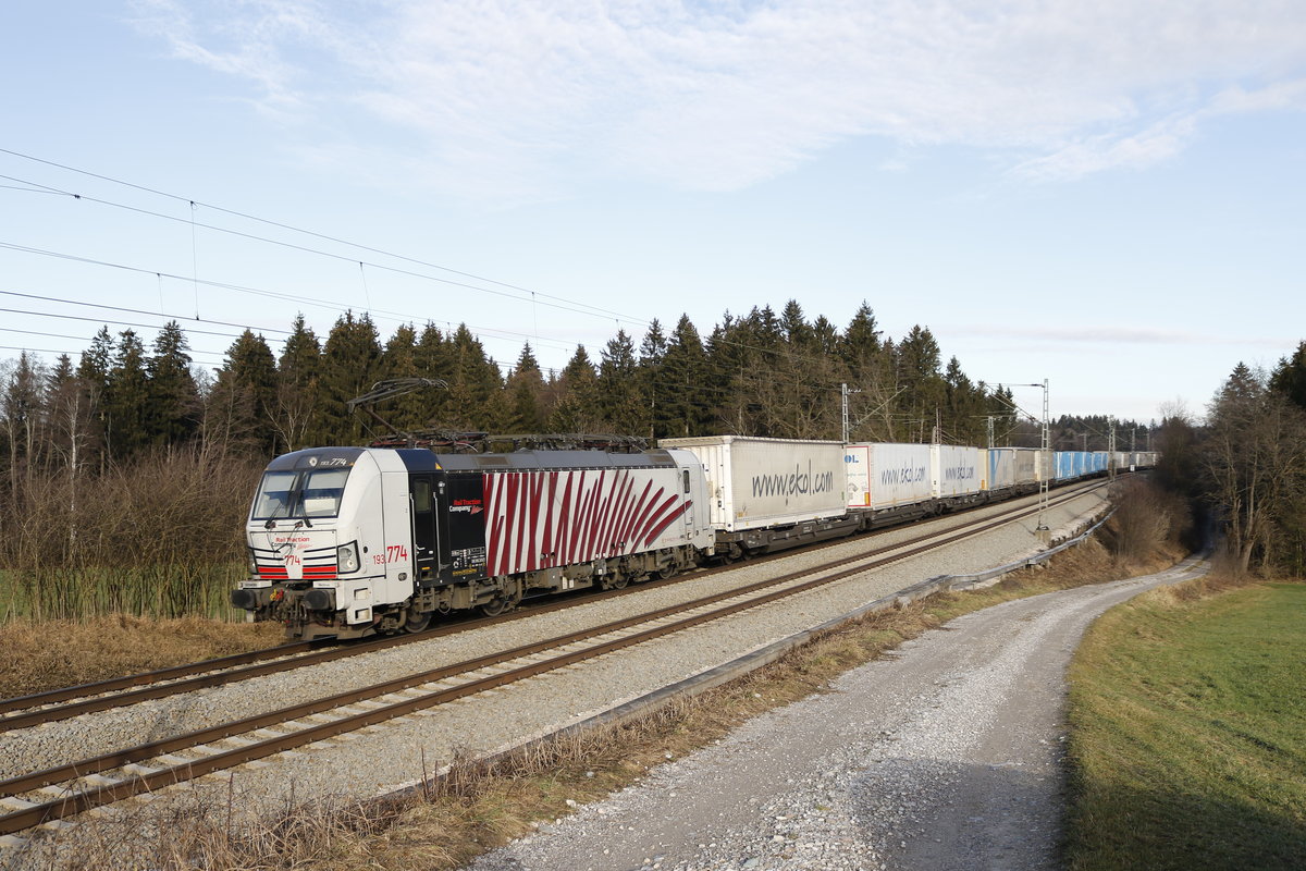 193 774 war am 28. Dezember 2018 mit dem  Ekol -Zug aus Salzburg kommend, bei Grabenst�tt im Chiemgau unterwegs.