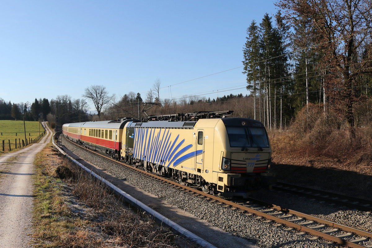 193 777 war mit dem  AKE-Rheingold  am 29. Dezember 2019 bei Grabenst�tt in Richtung W�rthersee unterwegs.