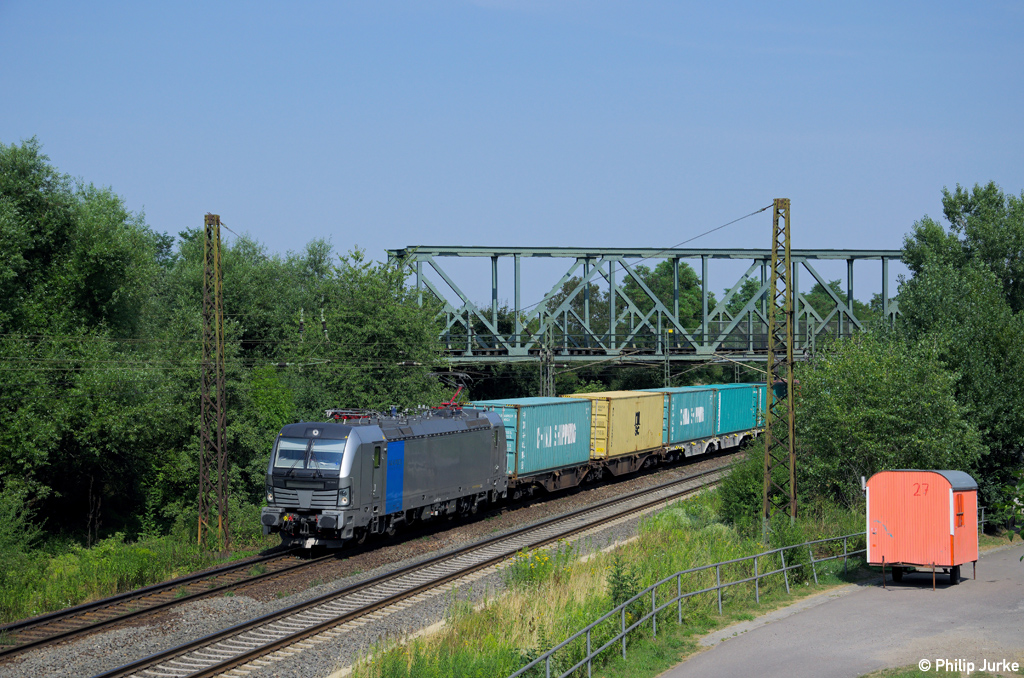 193 804-2 mit Containern am 27.07.2013 bei Naumburg(Saale).
