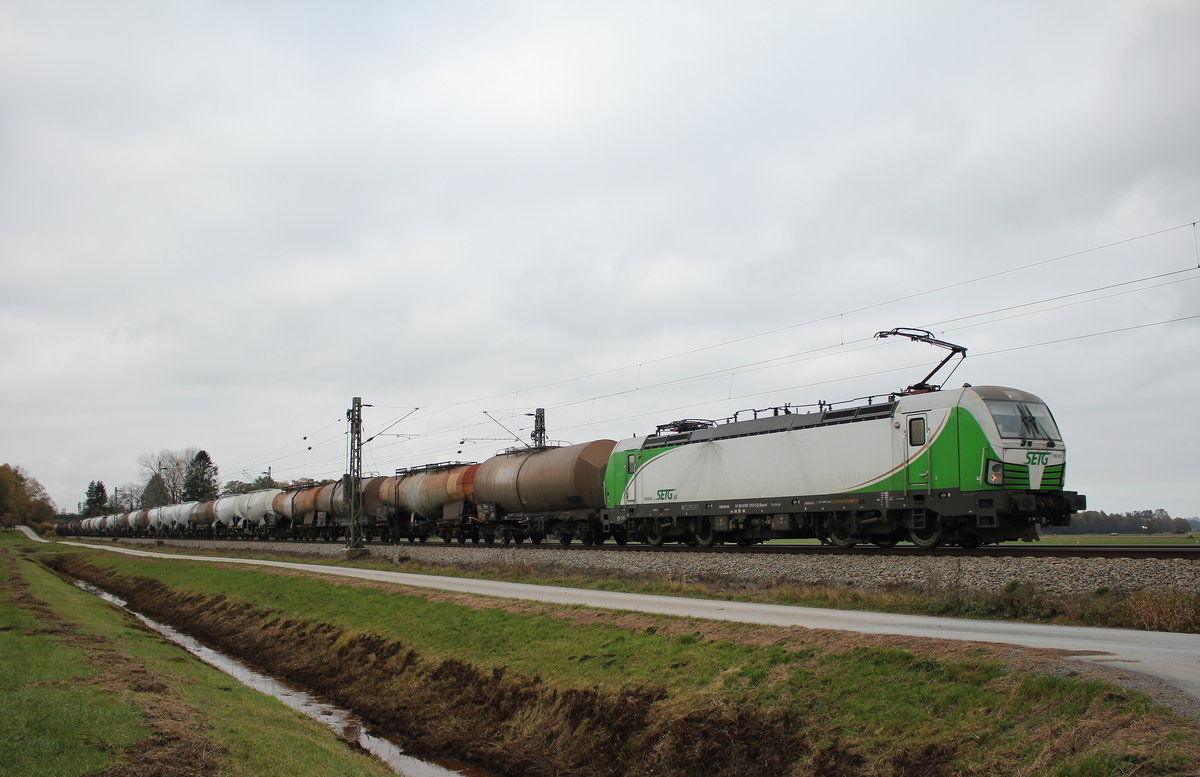 193 812 von  SETG  am 31. Oktober 2016 mit einem Kesselwagenzug bei �bersee am Chiemsee.