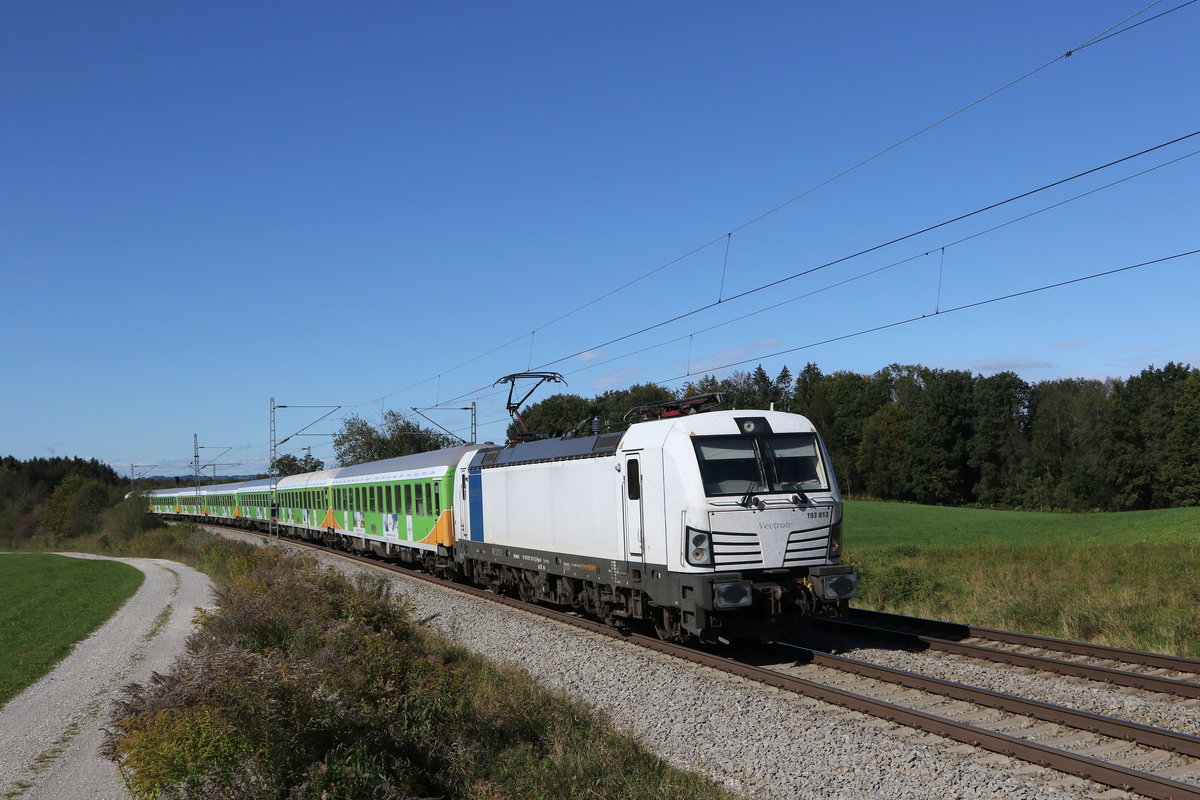 193 813 mit dem  Alpen-Sylt-Nachtexpress  auf dem Weg nach Salzburg am 4. Oktober 2020 bei Grabenst�tt im Chiemgau.