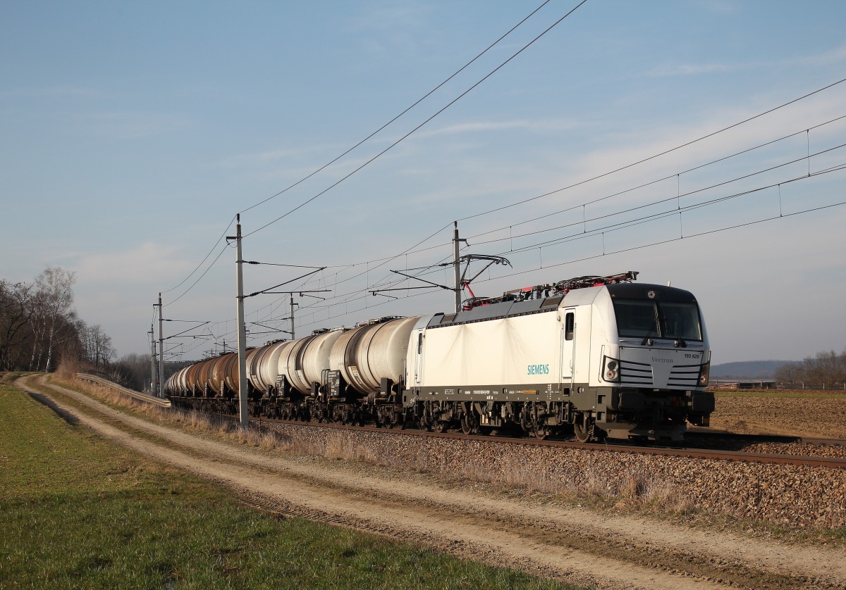 193 820-8 mit einem Kesselwagenzug am 17. M�rz 2015 kurz vor B�heimkirchen.