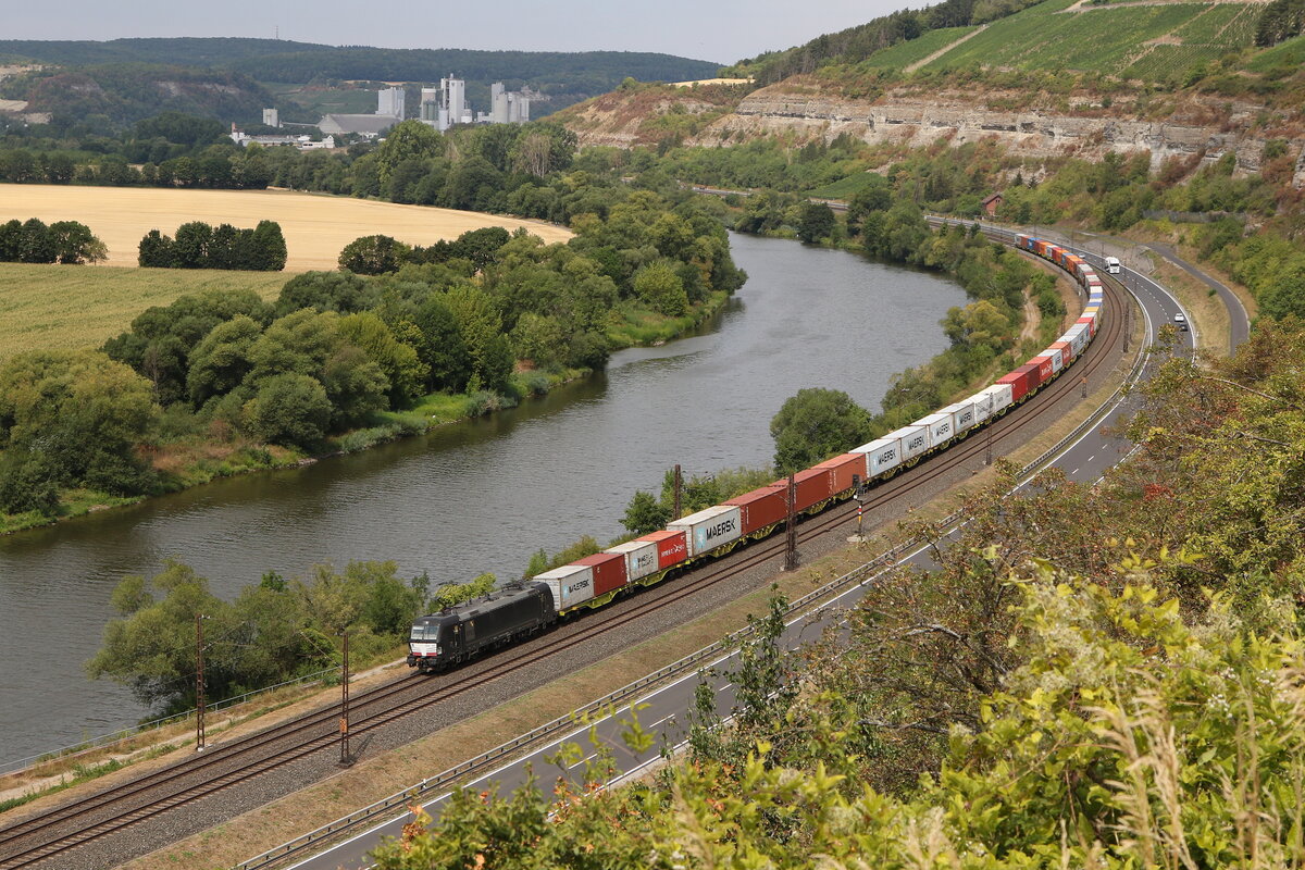 193 871 mit einem Containerzug auf dem Weg nach W�rzburg am 5. August 2022.