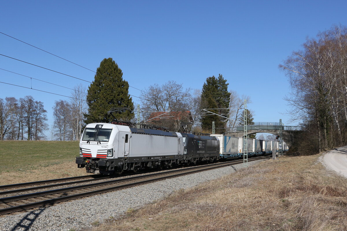 193 960 & 193 202 von  BR ICS  mit dem  ECCO-Ekol  aus Salzburg kommend am 23. M�rz 2022 bei �bersee am Chiemsee.