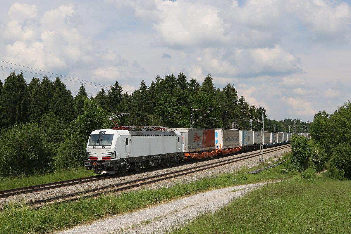 193 960 mit dem  Ekol  aus Salzburg kommend am 8. Juni 2021 bei Grabenst�tt im Chiemgau.