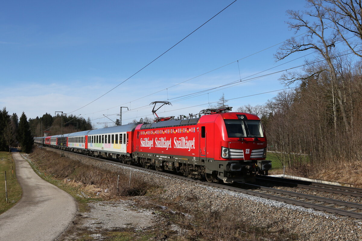 193 965 war mit dem  Sn�lltaget-Skizug  am 24. Februar 2024 bei Hufschlag in Richtung Salzburg unterwegs.