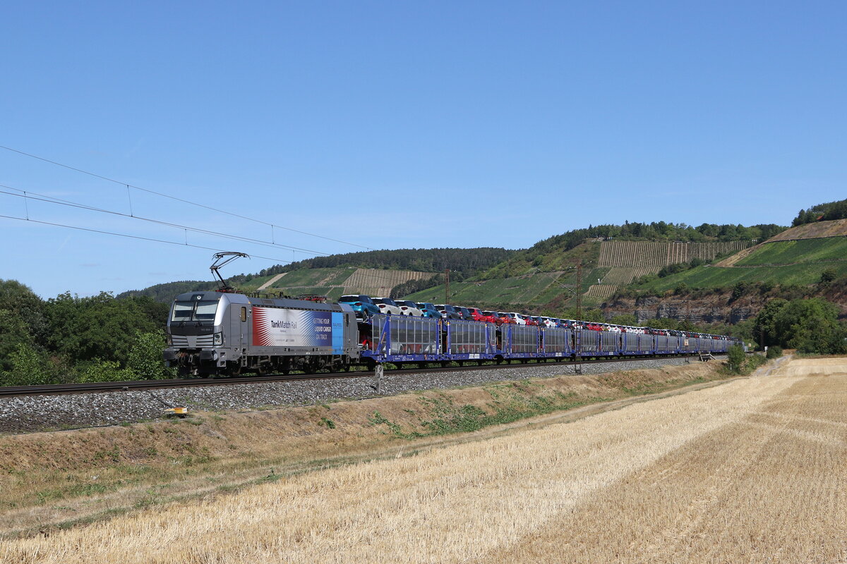 193 994 von  Tank Match Rail  mit einem Autozug aus Gem�nden kommend am 7,. August 2022 bei Himmelstadt am Main.