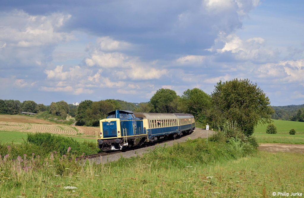 212 039-2 mit einem Shuttlezug zum Regiobahn-Fest von Dornap-Hahnenfurth kommend am 24.08.2014 bei Wuppertal-Schöller.
