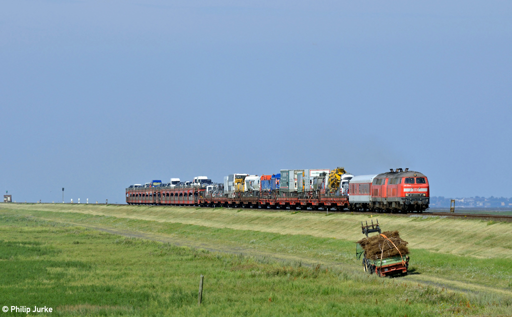 218 311-9 und 218 364-8 mit dem AS 1423 (Westerland - Niebüll) am 25.07.2014 beim Verlassen des Hindenburgdammes.
