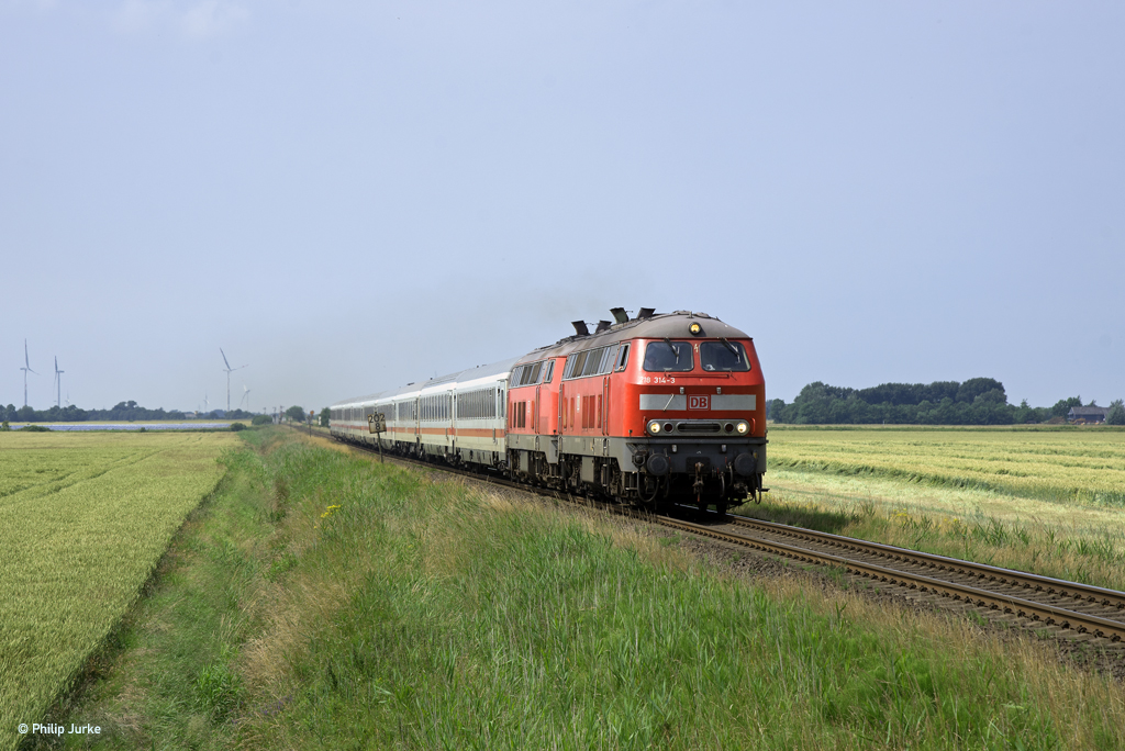 218 314-3 und 218 340-8 mit dem IC 2315 (Westerland(Sylt) - Frankfurt(Main)Hbf) am 07.07.2017 in Lenshallig am BÜ Rollwagenzug.
