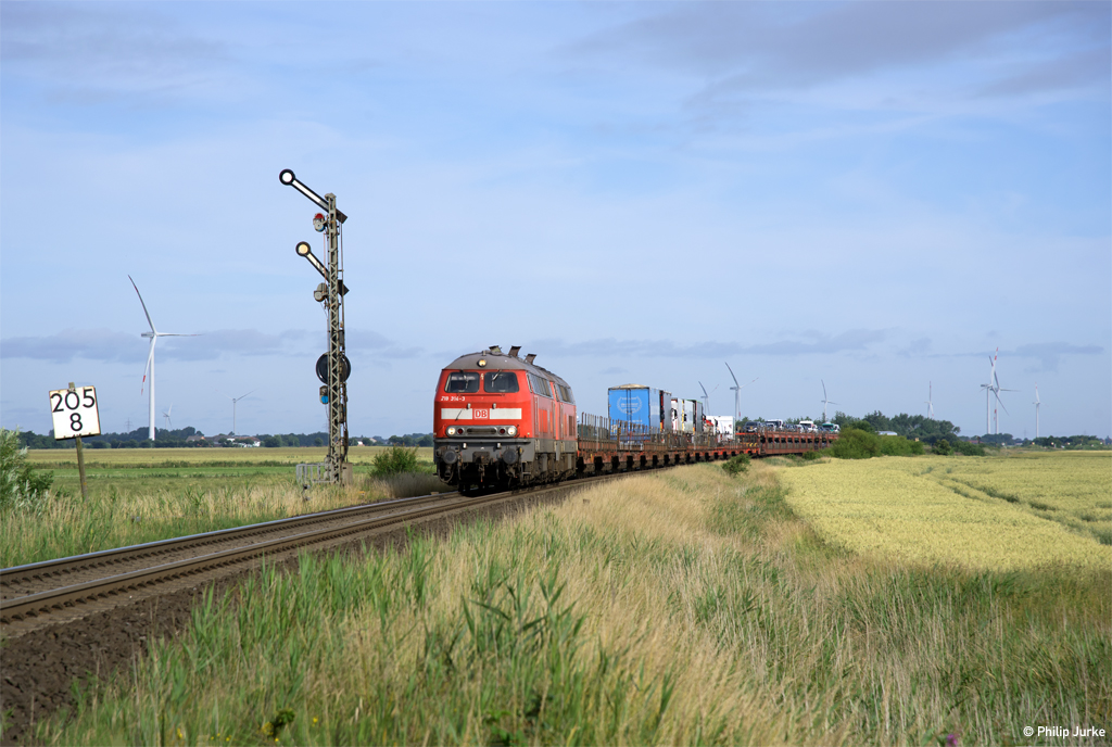 218 314-3 und 218 340-8 sowie 628 501-8  Hörnum  mit dem AS-K 1413 (Westerland(Sylt) - Niebüll/Bredstedt) am 06.07.2017 bei Lenshallig.
