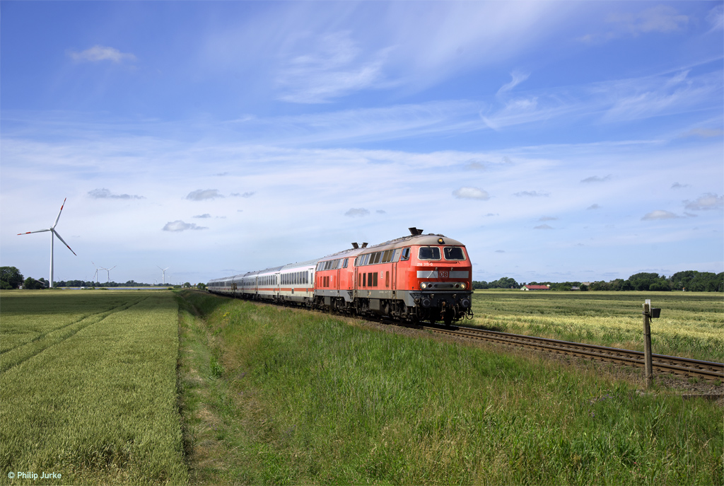 218 315-0 und 218 839-9 mit dem IC 2315 (Westerland(Sylt) - Frankfurt(Main)Hbf) am 05.07.2017  in Lenshallig am BÜ Rollwagenzug.

Video: https://youtu.be/7xD7Lp8xPt8