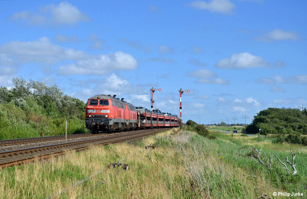 218 319-2 und 218 344-0 mit dem AS 1442 (Niebüll - Westerland(Sylt) am 26.07.2015 in Keitum.
