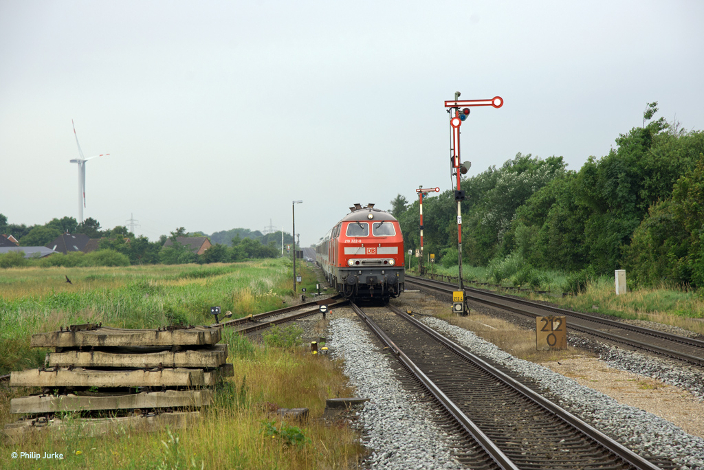 218 322-6 und 218 385-3 mitdem IC 2375 (Westerland(Sylt) - Karlsruhe Hbf) am 07.07.2017 in Klanxbüll.
