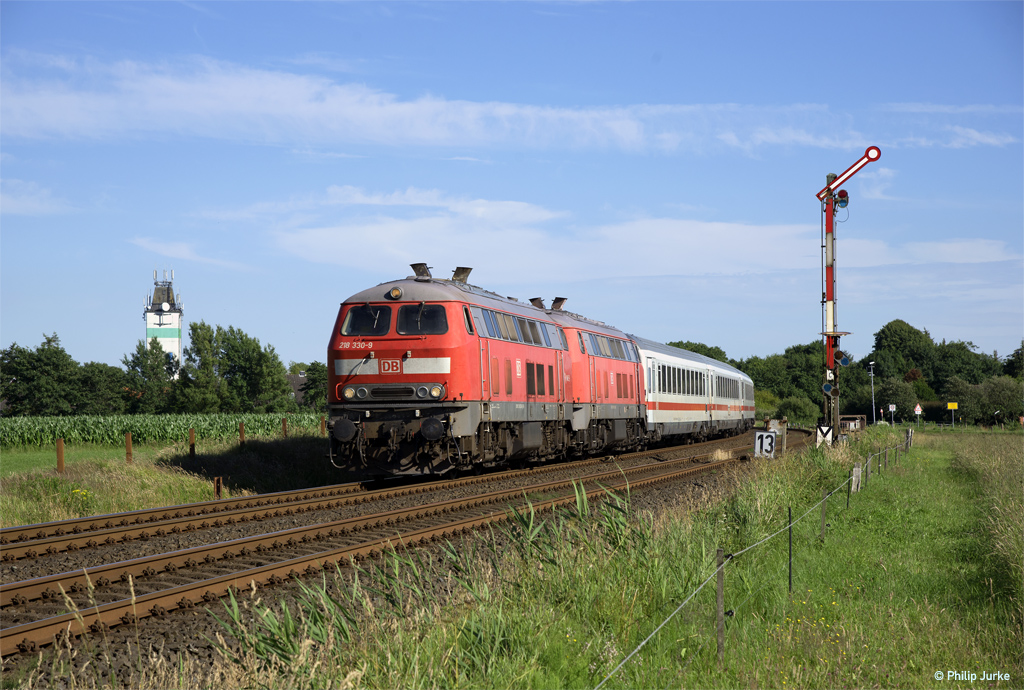 218 330-9 und 218 833-2 mit dem IC 2374 (Karlsruhe Hbf - Westerland(Sylt)) am 06.07.2017 bei Risum-Lindholm.
