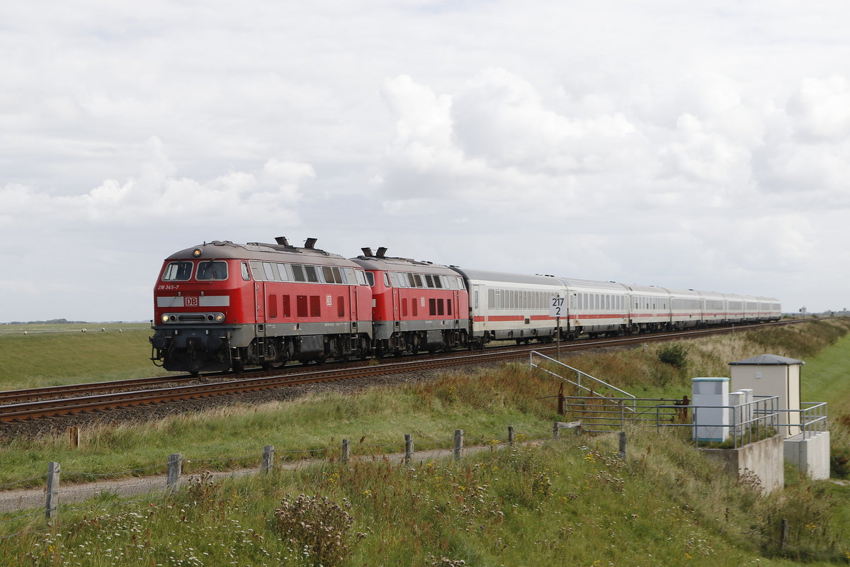 218 345 und 218 xxx bef�rdern am 13. August 2017 einen IC nach Westerland/Sylt. Aufgenommen am Hindenburgdamm bei Klanxb�ll.