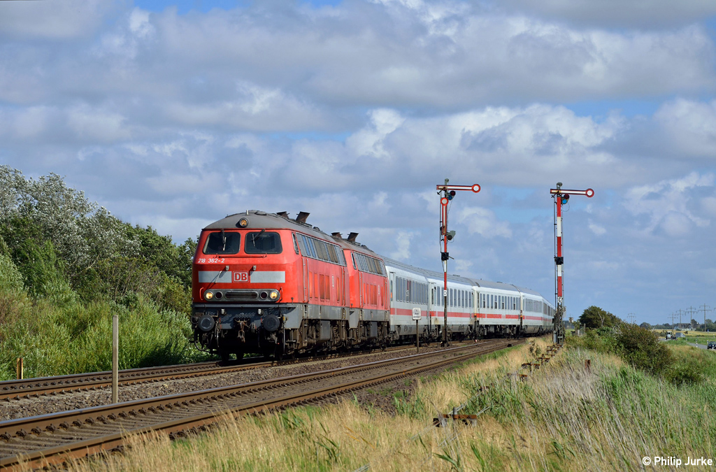 218 362-2 und 218 372-1 mit dem IC 2310 (Frankfurt(Main)Hbf - Westerland(Sylt) am 26.07.2015 in Keitum.
