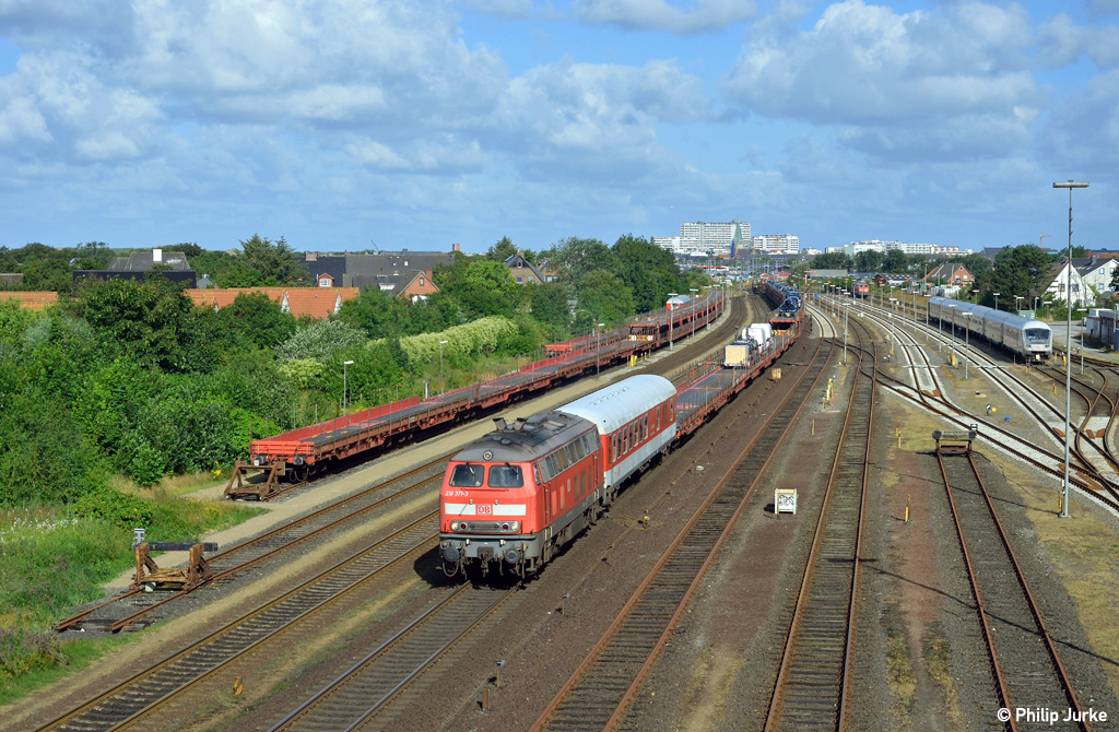 218 371-3 mit dem AS 1417 (Westerland(Sylt) - Niebüll) am 26.07.2015 in Westerland(Sylt).
