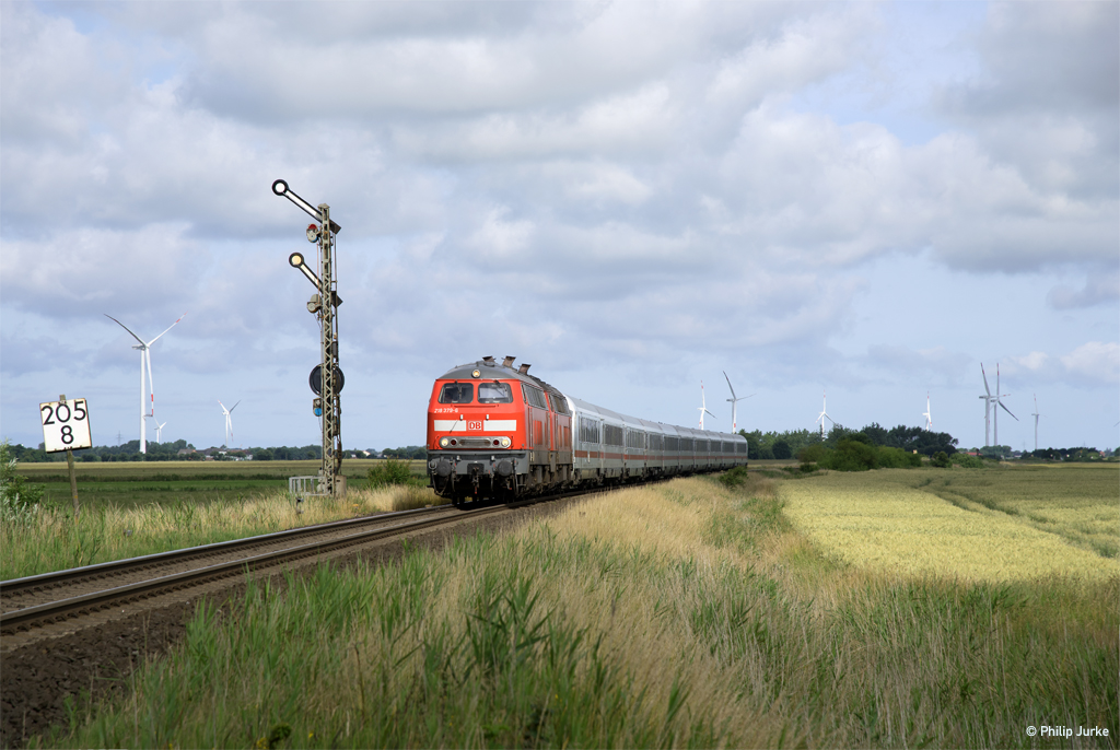 218 379-6 und 218 380-4 mit dem IC 2311 (Westerland(Sylt) - Stuttgart Hbf) am 06.07.2017 bei Lenshallig.
