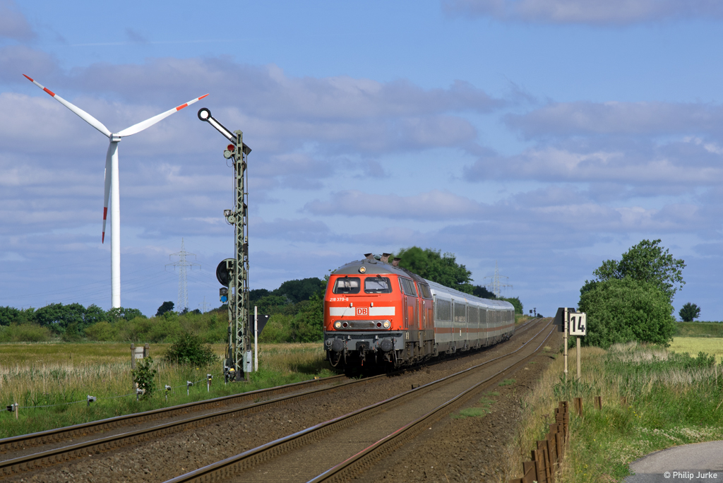 218 379-6 und 218 389-5 mit dem IC 2311 (Westerland(Sylt) - Stuttgart Hbf) am 05.07.2017 bei Klanxbüll.

Video: https://youtu.be/PH6sI3-Id-g