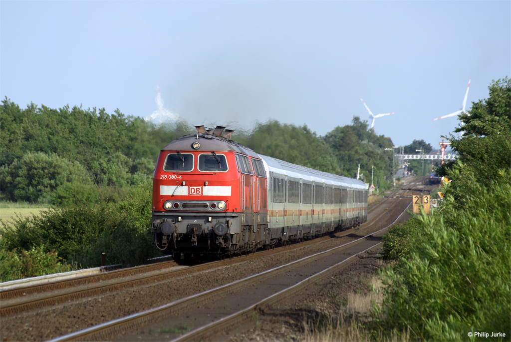 218 380-4 und 218 379-6 mit dem IC 2310 (Frankfurt(Main)Hbf - Westerland(Sylt)) am 07.07.2017 in Klanxbüll am ehemaligen BÜ Dreieckskoog.
