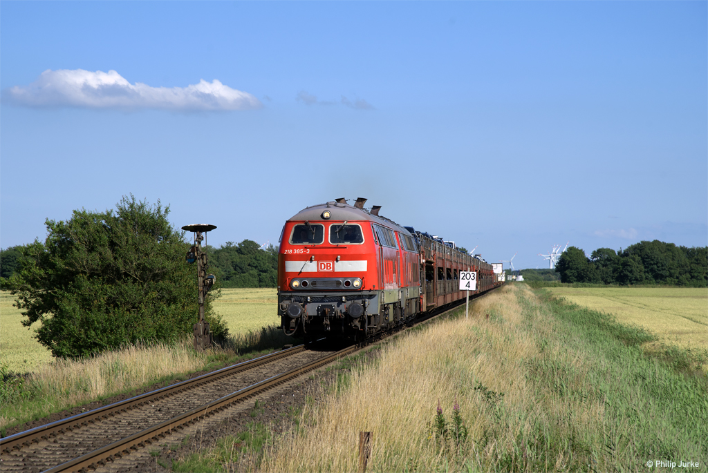 218 385-3 und 218 322-6 sowie 628 521-7  Archsum  mit dem AS-K 1448 (Bredstedt/Niebüll - Westerland(Sylt)) am 06.07.2017 bei Lenshallig am BÜ Südergotteskoogweg.

Video: https://youtu.be/2rBvQvUvvgA
