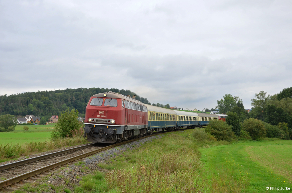 218 387-9 und 215 001-9 mit dem DPE 79386 (Wolfhagen - Korbach) am 13.09.2015 bei Külte-Wetterburg.
