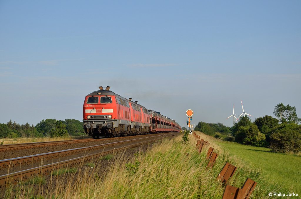 218 389-5, 218 364-8 und 218 311-9 mit dem AS 1454 (Niebüll - Westerland) am 25.07.2014 am BÜ Dreieckskoog bei Klanxbüll.
