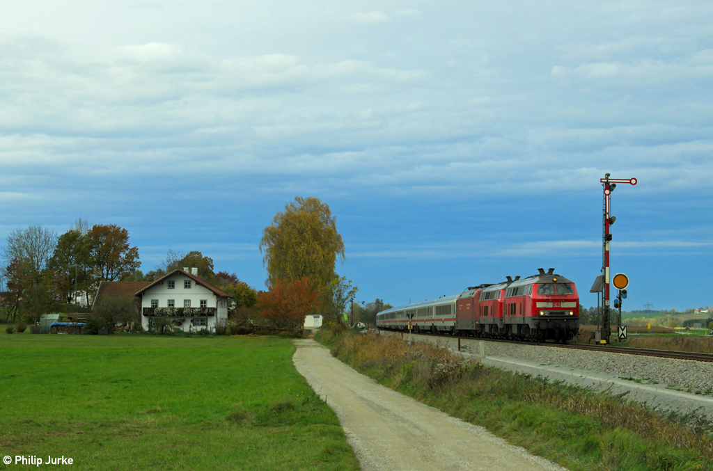 218 404-2, 218 418-2 und 101 119-6 mit dem EC 217 von Saarbr�cken nach Graz am 27.10.2013 bei Weidenbach.
