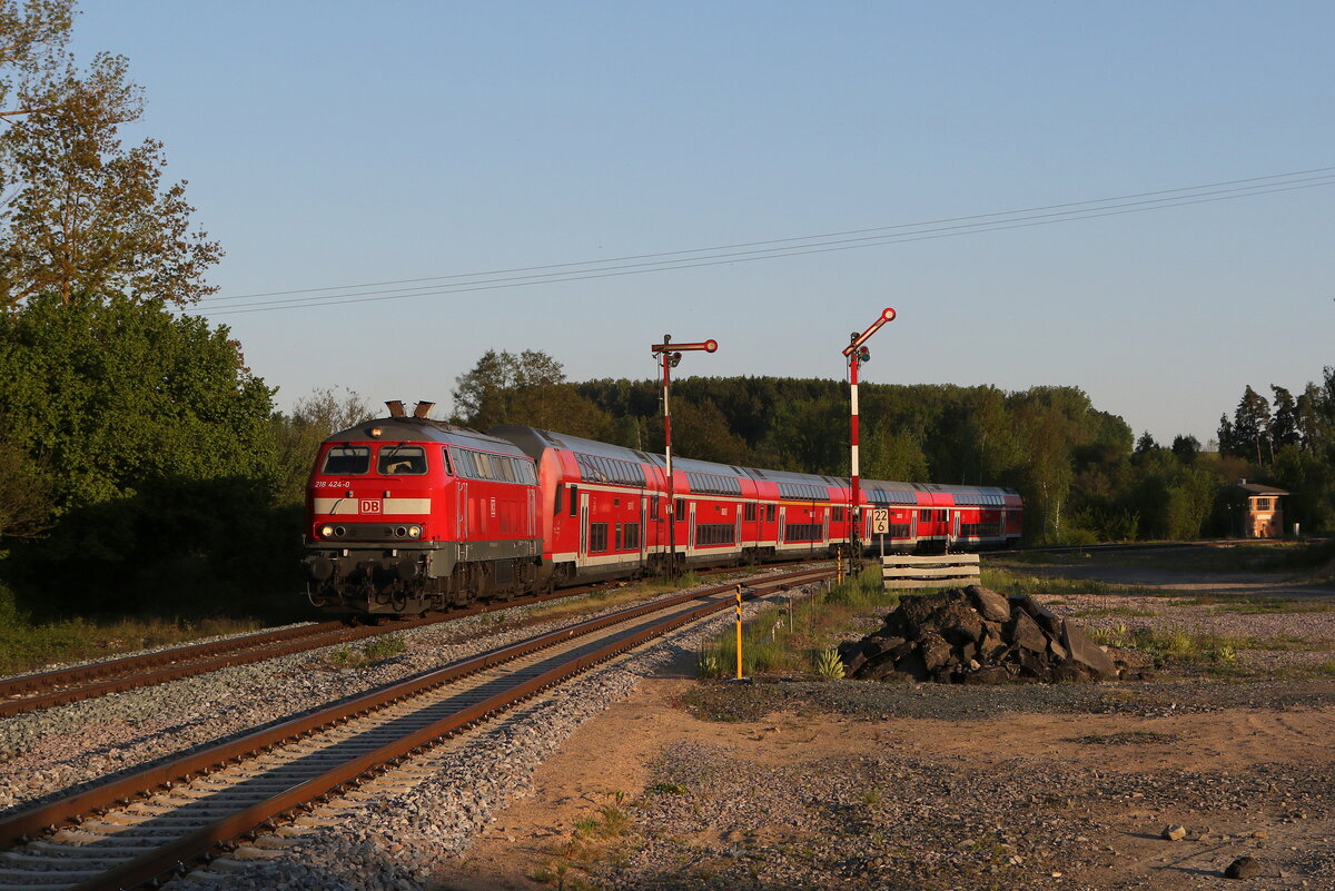 218 424 aus Regensburg kommend am 13. Mai 2025 bei Reuth bei Erbendorf.