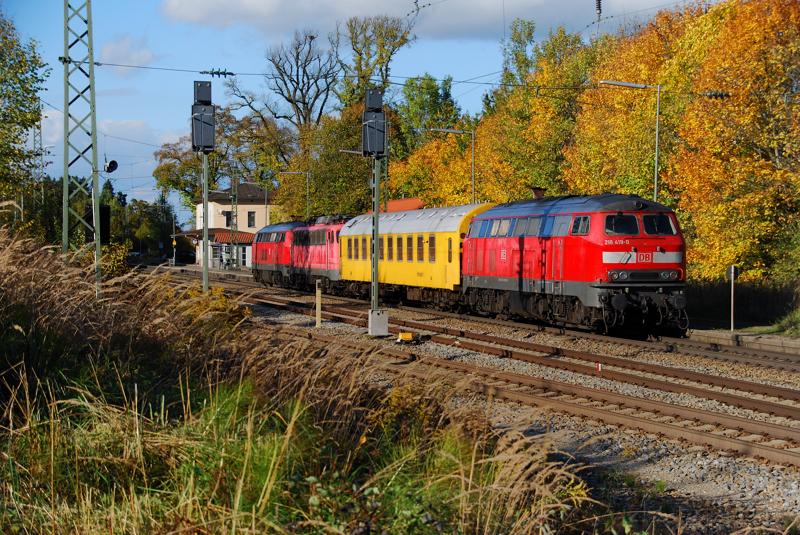 218 433-1 + 115 383-2 + gelber Waggon + 218 419-0, aufgenommen am 17.10.13, in A�ling.