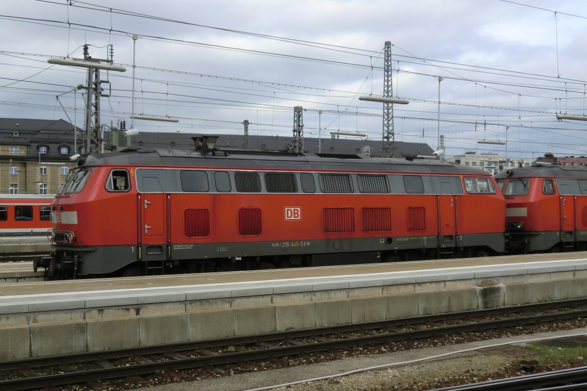 218 445-5 am 9. April 2012 im Aussenbereich des M�nchner Hauptbahnhofs.