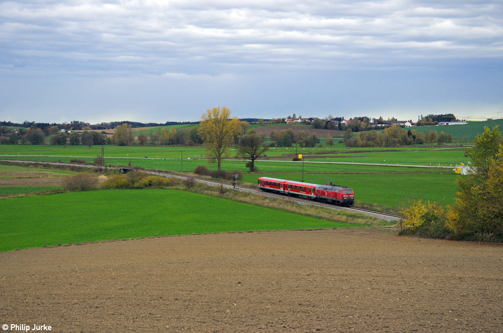 218 463-8 schleppt einen defekten 628 gen M�hldorf am 27.10.2013 bei Rattenkirchen.
