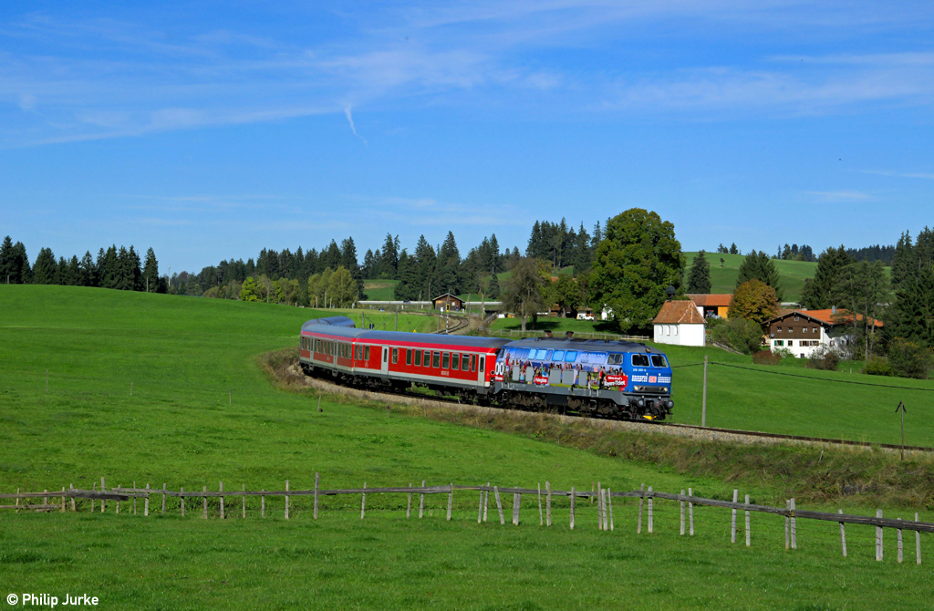 218 467-9 mit dem RE 57506 von M�nchen Hbf nach F�ssen am 19.10.2013 bei Weizern-Hopferau.

Das Video: http://www.youtube.com/watch?v=Yi3X3B8NB_k&list=UUp3H9B2nD2A3SWsox60NLPA