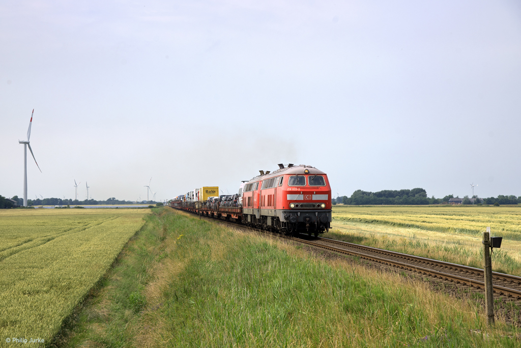 218 833-2 und 218 330-9 sowie 628 521-7  Archsum  mit dem AS-K 1435 (Westerland(Sylt) - Niebüll/Bredstedt) am 07.07.2017 in Lenshallig am BÜ Rollwagenzug.

