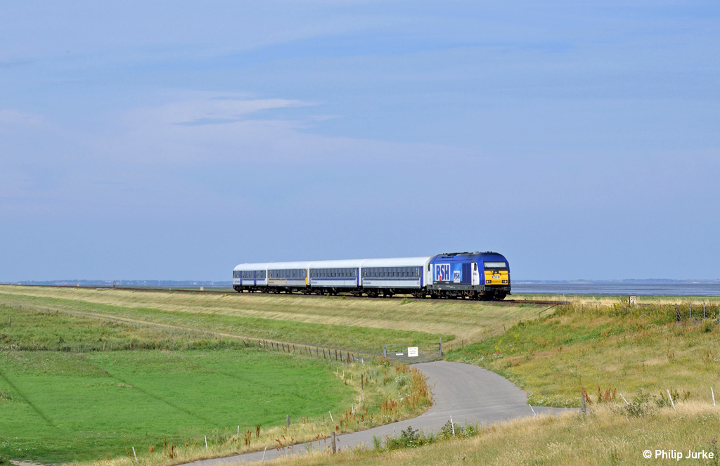 223 055-5 mit einer Schadwagen-Überführung am 25.07.2014 beim Verlassen des Hindenburgdammes.
