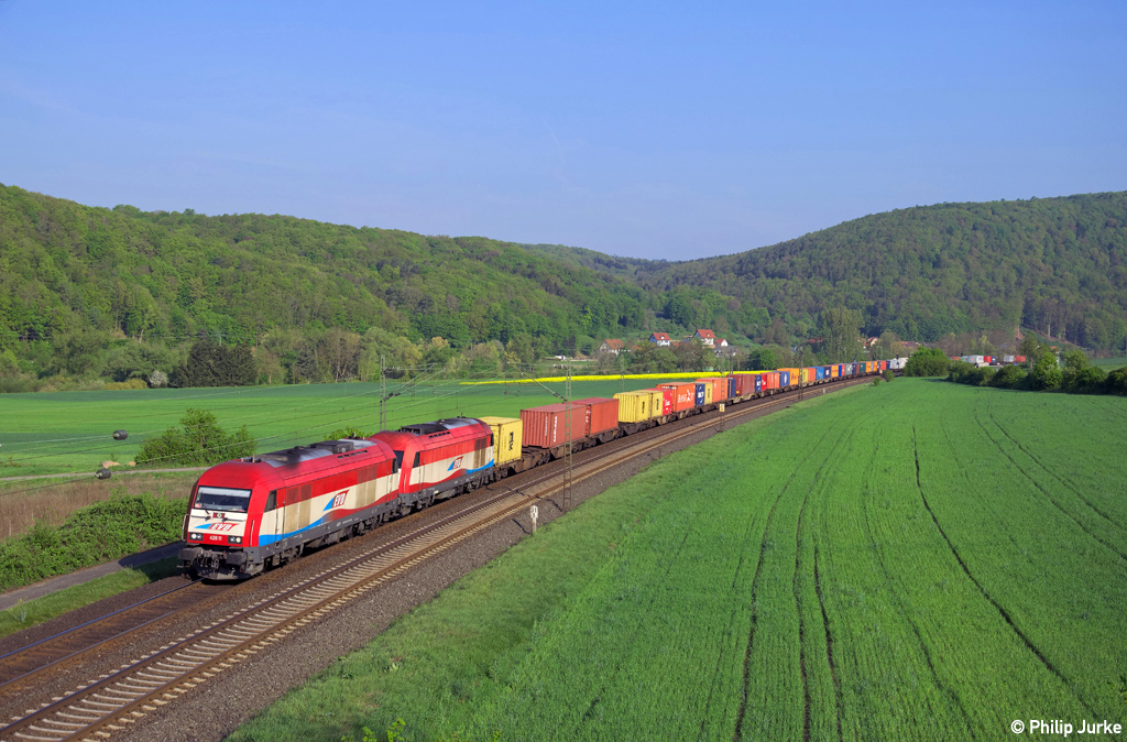 223 061-6 und 223 034-0 mit Kisten am 24.04.2014 an der Staustufe Harrbach.
