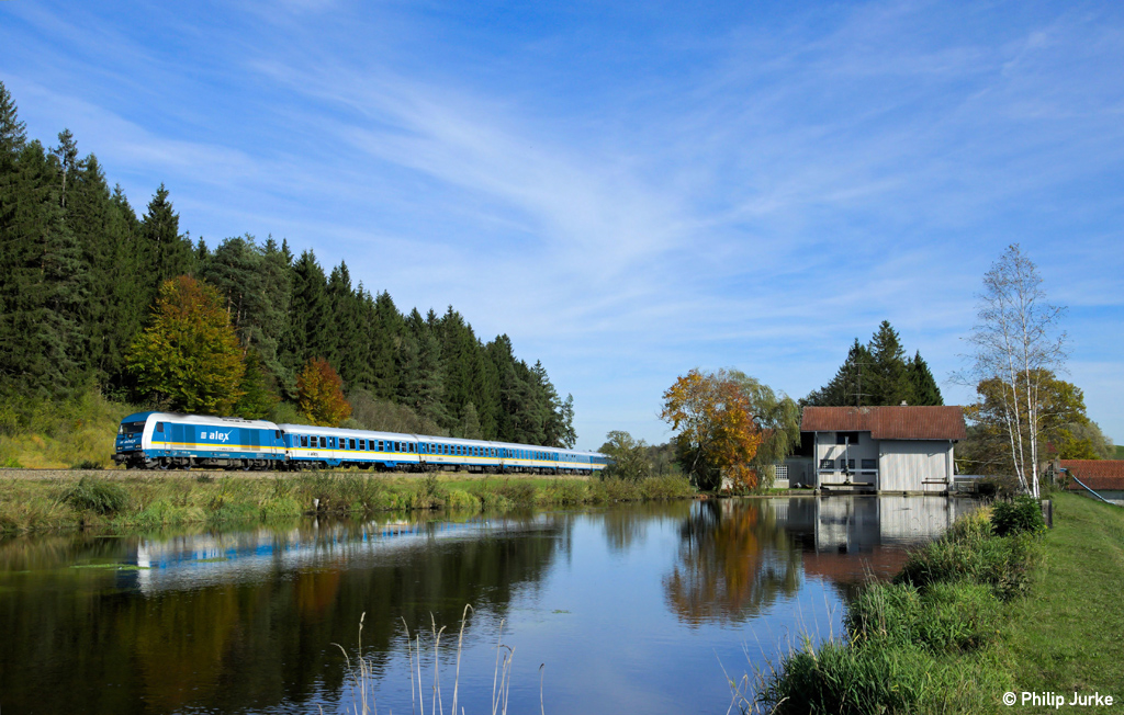 223 070-4 mit dem ALX 84148 (M�nchen Hbf - Lindau Hbf) und dem ALX 84168 (M�nchen Hbf - Oberstdorf) am 19.10.2013 bei Ruderatshofen.
