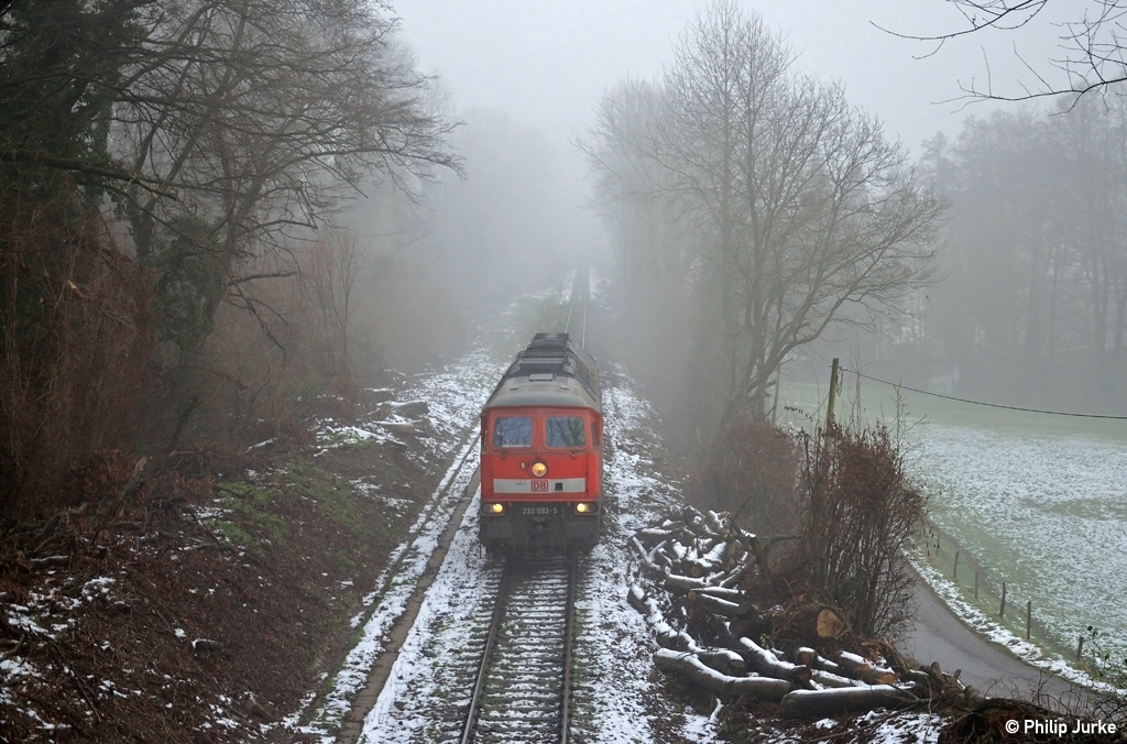 232 093-5 als Lz 67670 (Wülfrath-Rohdenhaus - Oberhausen-Osterfeld) am 31.12.2014 auf der Angertalbahn bei Heiligenhaus.
