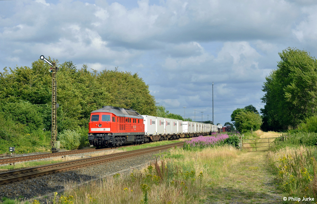 232 230-3 mit dem EZ 47412 (Maschen Rbf - Fredericia am 23.07.2015 bei Risum-Lindholm.
