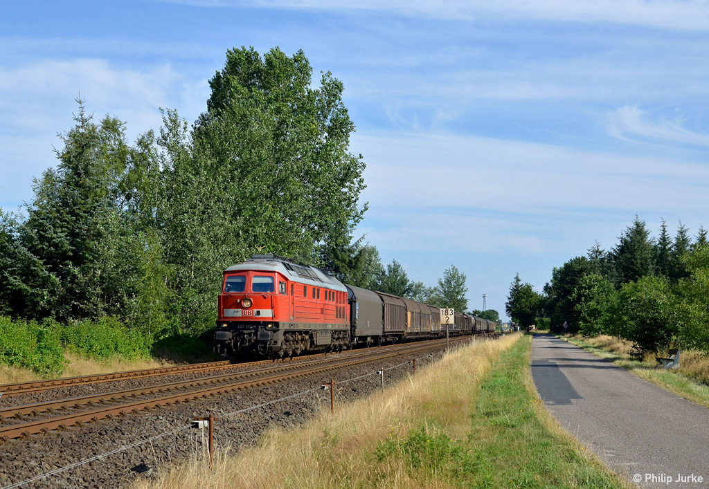 233 285-6 mit dem EZ 47401 (Fredericia - Maschen Rbf) am 24.07.2014 bei Langenhorn.
