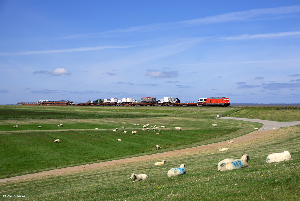 245 021-1 und 628 501-8  Hörnum  mit dem AS-K 1427 (Westerland(Sylt) - Niebüll) am 05.07.2017 bei Friedrich-Wilhelm-Lübke-Koog.
