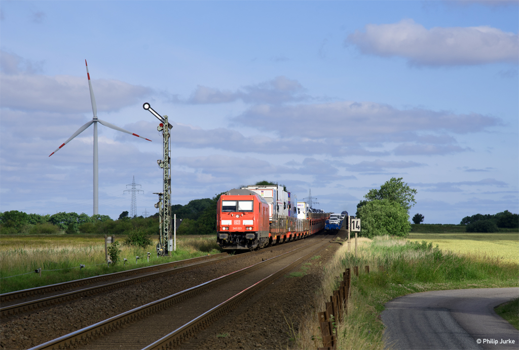 245 023-7 und 628 503-5  Morsum  mit dem AS-K 1415 (Westerland(Sylt) - Niebüll + Bredstedt) am 05.07.2017 bei Klanxbüll.
