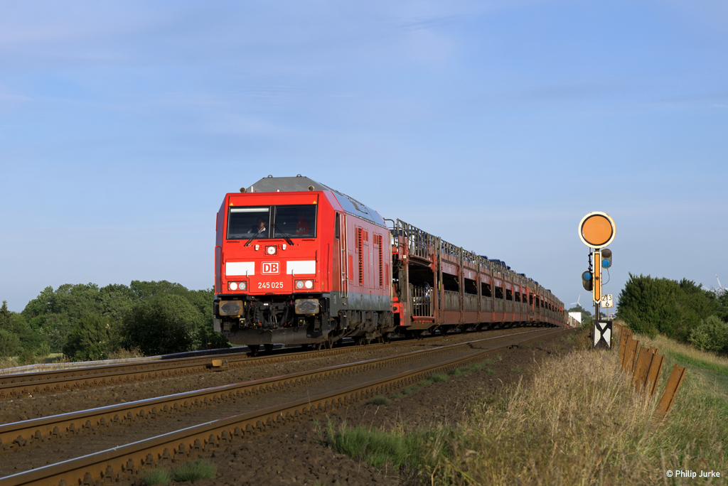 245 025-2 und 628 495-3  Tinnum  mit dem AS-K 1458 (Bredstedt/Niebüll - Westerland(Sylt)) am 05.07.2017 in Klanxbüll am ehemaligen BÜ Dreieckskoog.
